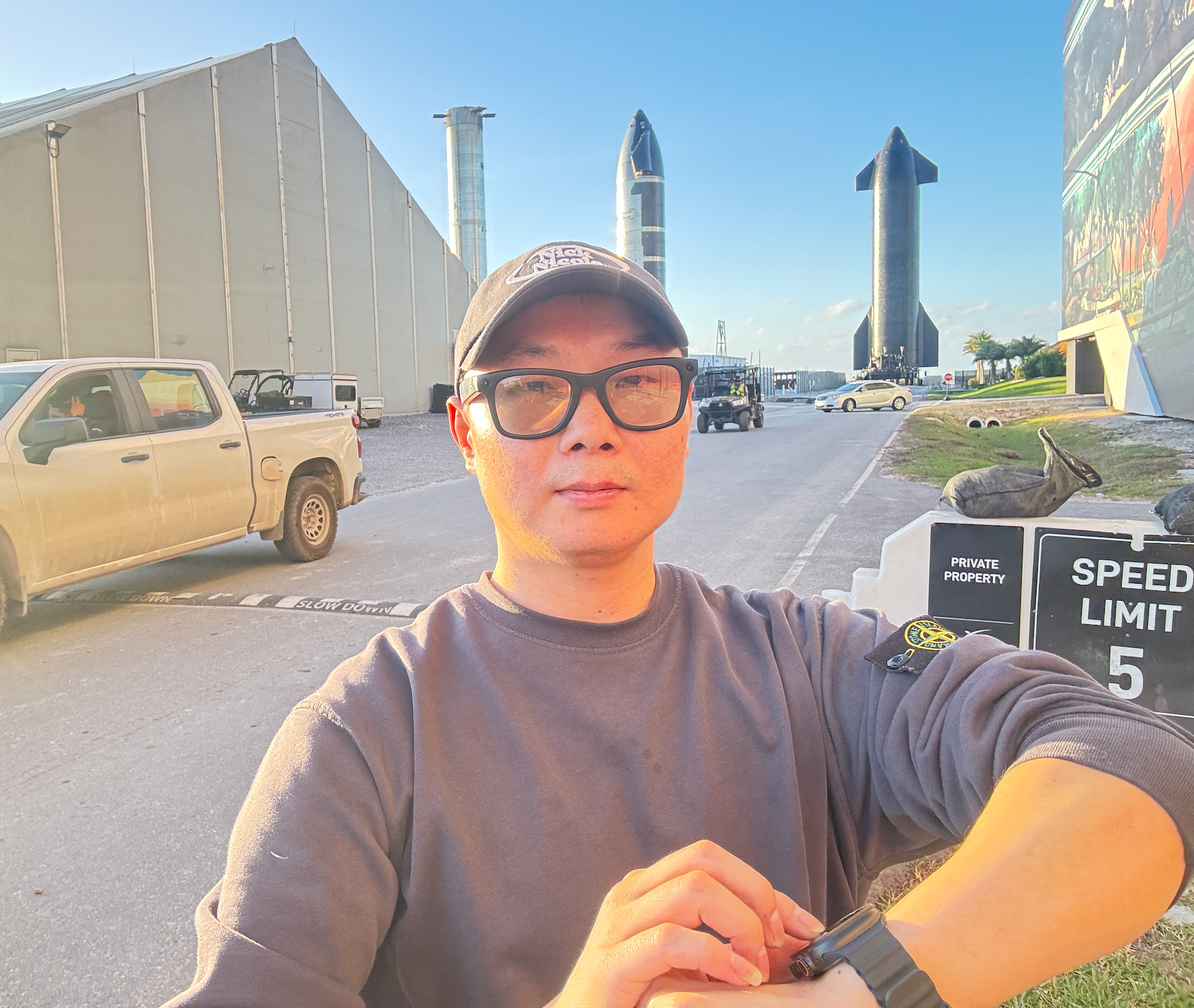 四十岁左右中年男性头像，穿深色西装，蓝色背景，表情严肃专注，光线柔和，专业肖像摄影